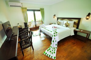 Habitación Deluxe con 1 cama doble o 2 individuales | Minibar, caja fuerte, escritorio y cortinas opacas