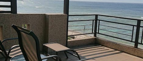 Deluxe vierpersoonskamer, uitzicht op oceaan | Balkon