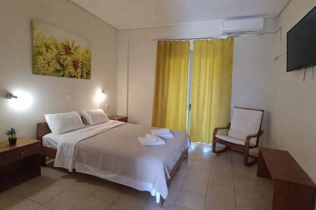 Apartment, 1 Queen Bed | 1 bedroom, laptop workspace, blackout drapes, soundproofing