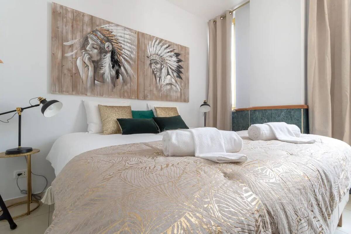 Appartement Design | Rideaux d’obscurcissement, fer et planche à repasser