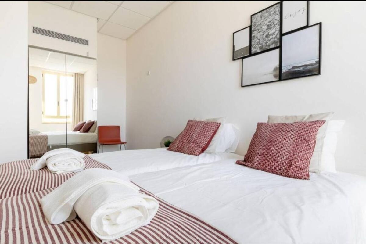 2 habitaciones, cortinas blackout y tabla de planchar con plancha