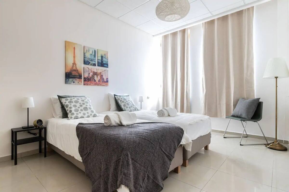 Appartement économique | Rideaux d’obscurcissement, fer et planche à repasser