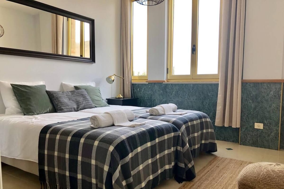 Appartement Confort | Rideaux d’obscurcissement, fer et planche à repasser