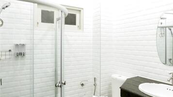 4 Bedrooms House | Bathroom | Shower, hair dryer, towels, soap