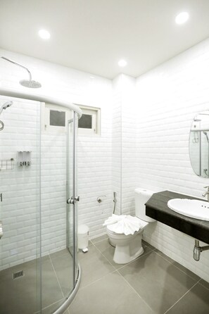 4 Bedrooms House | Bathroom | Shower, hair dryer, towels, soap - Baan Yudya (Ayutthaya)