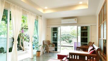 4 Bedrooms House | Living room | Smart TV