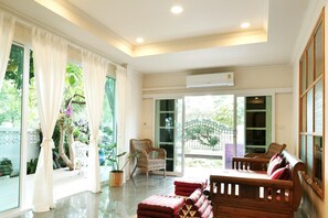 4 Bedrooms House | Living room