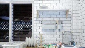 4 Bedrooms House | Eget kjøkken | Kjøleskap, mikrobølgeovn, kokeplater og vannkoker