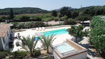 Piscina stagionale all'aperto, lettini