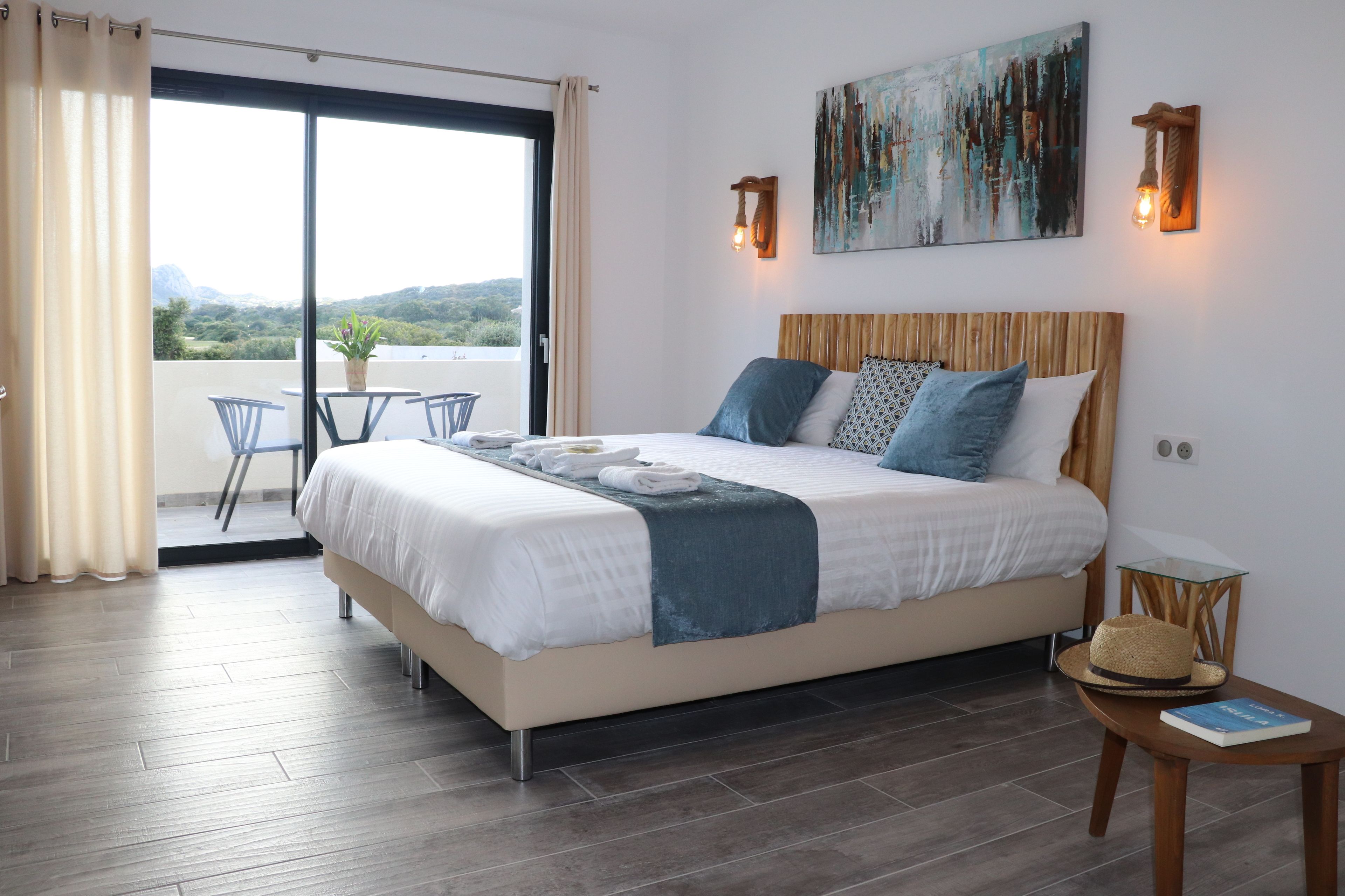 superior double room | minibar, in-room safe, individually decorated, individually furnished