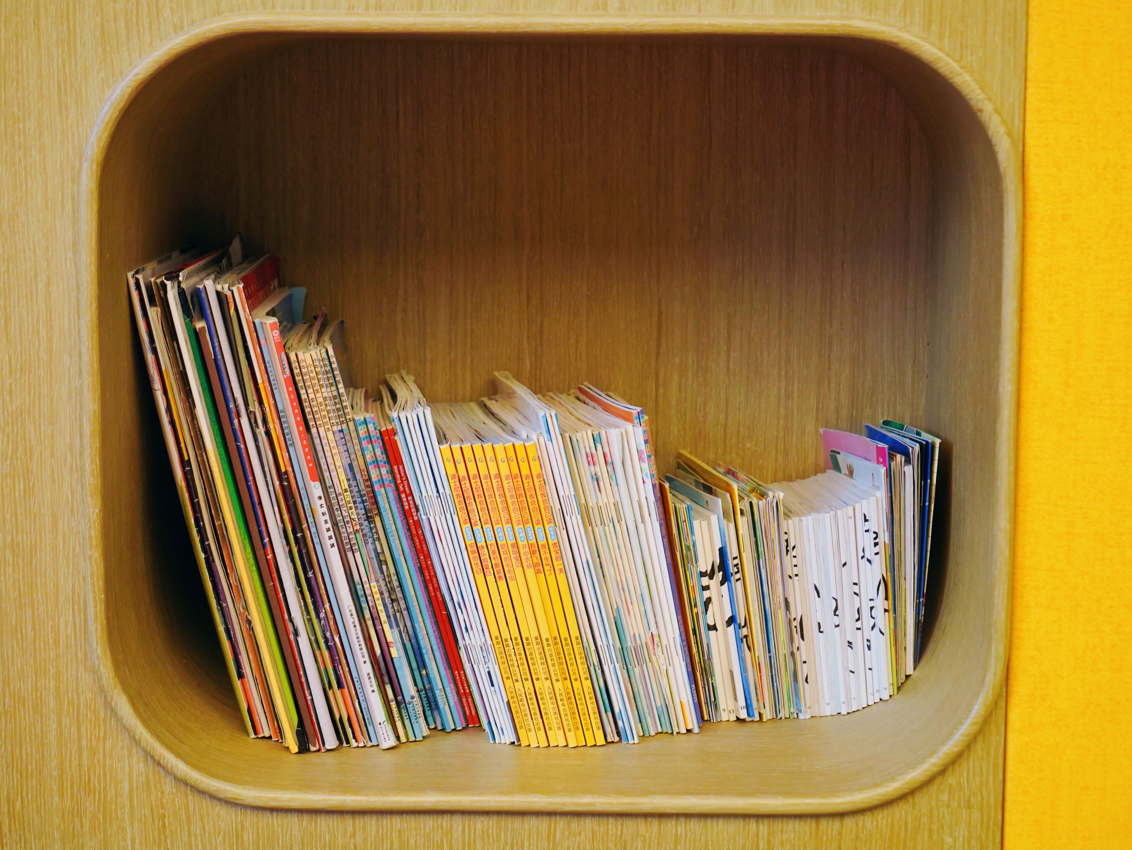 Una estantería llena de libros.