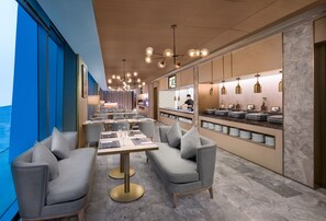 Daily buffet breakfast (CNY 88 per person)