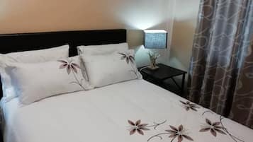 Habitación doble Confort | Escritorio y espacio para trabajar con laptop