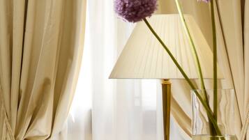 Seprai antialergi, minibar, brankas, dan meja kerja