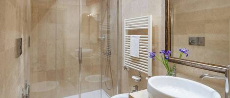 Amenidades de baño gratuitas, secadora de cabello, pantuflas, bidet