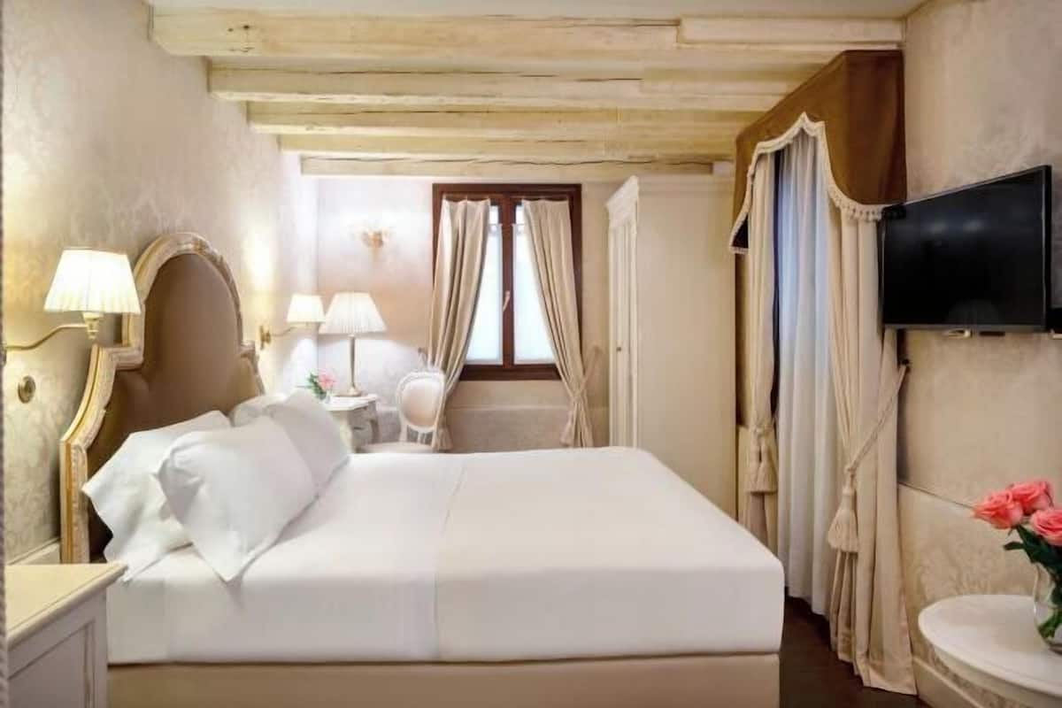 Hypo-allergenic bedding, minibar, in-room safe, desk