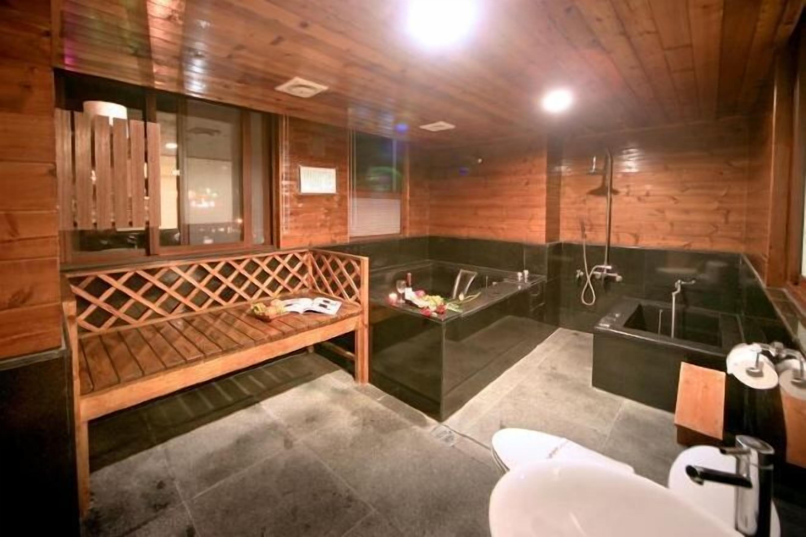 Baño | Tina con regadera, tina con aguas termales, regadera tipo lluvia 