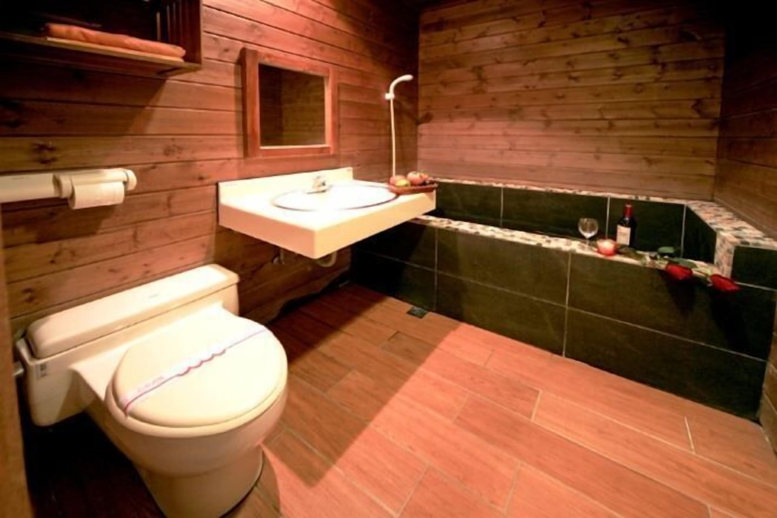 Badrum | Badkar/dusch, källvattenbad, regndusch och gratis toalettartiklar