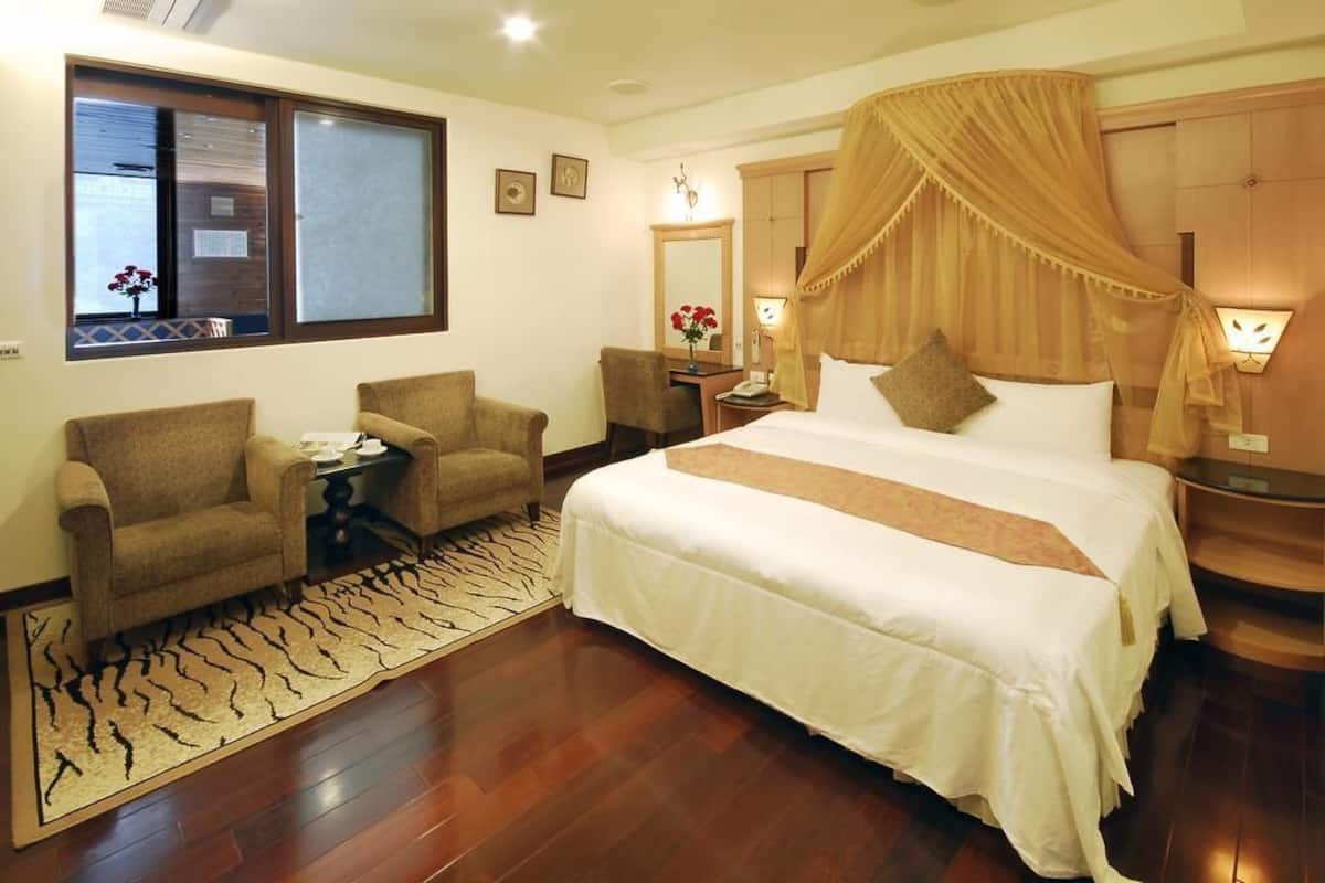 Comfort Double Room | Desk, soundproofing, WiFi (free), individually decorated