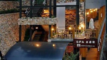 Sauna, hot tub, steam room