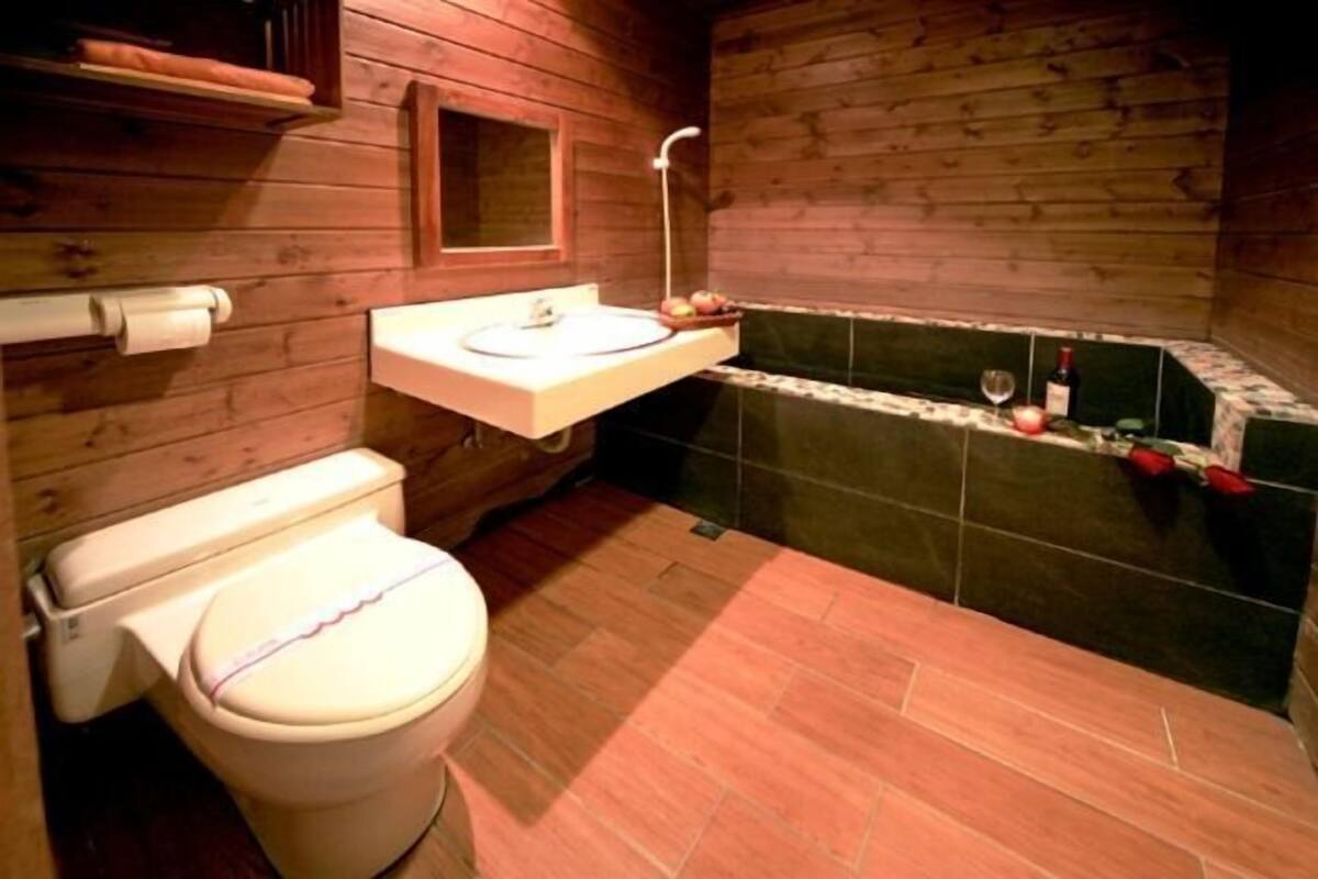 Badezimmer | Duschwanne, Quellwasserbad, Regendusche, kostenlose Toilettenartikel