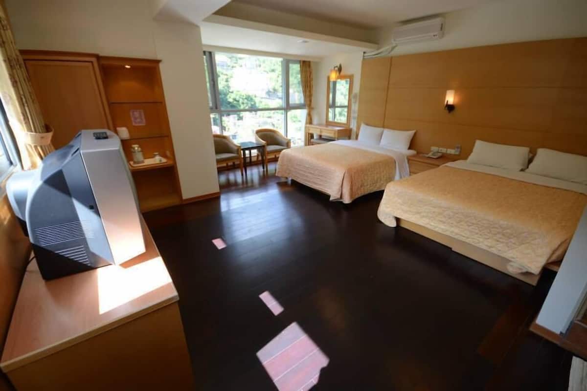 Standard Quadruple Room | Desk, soundproofing, WiFi (free), individually decorated