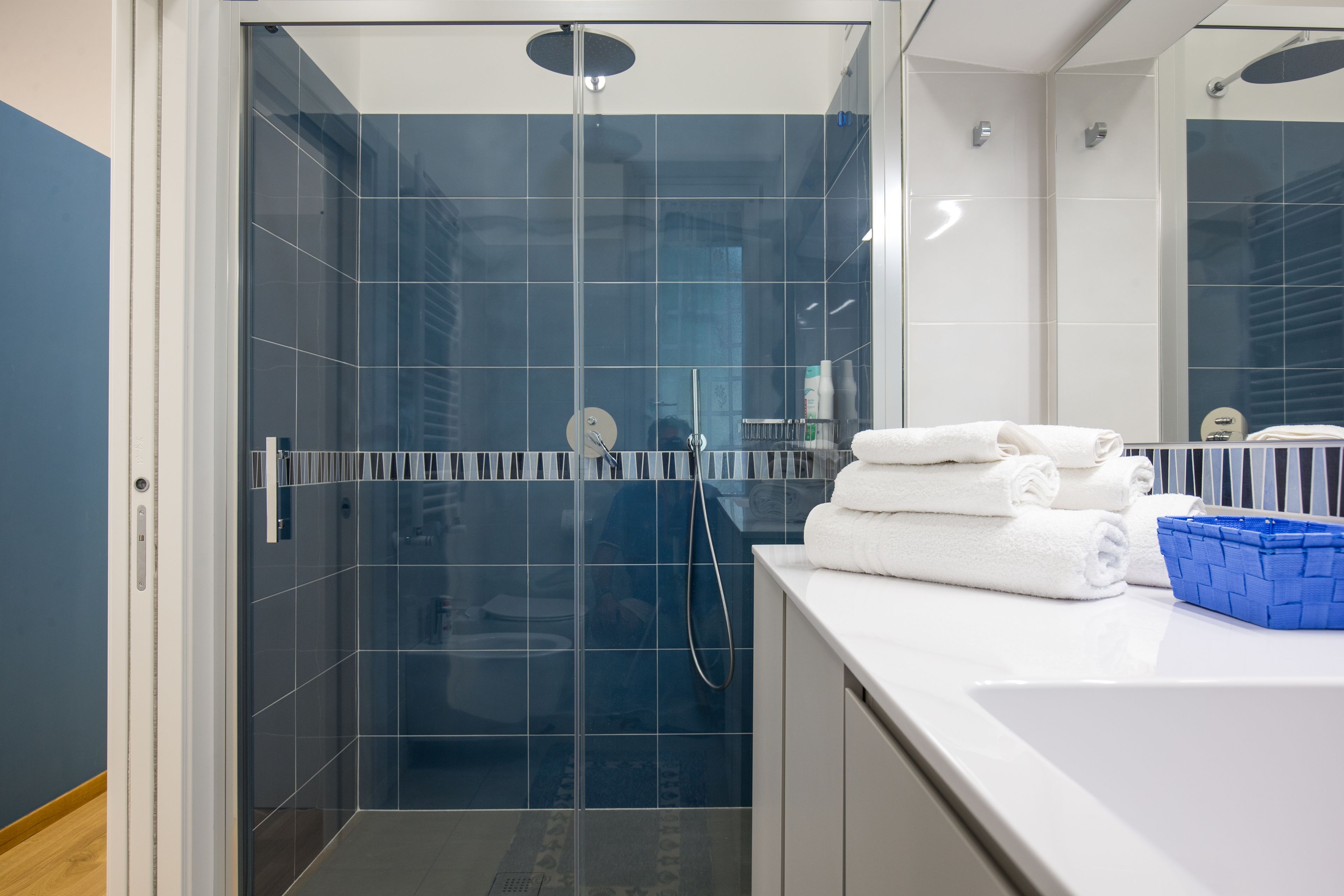 Monolocale comfort | Bagno | Doccia, soffione a pioggia, set di cortesia gratuito, asciugacapelli