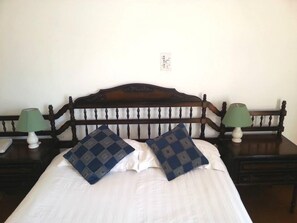 Quarto casal ou duplo luxo | Escrivaninha, espaço de trabalho para notebook, Wi-Fi de cortesia