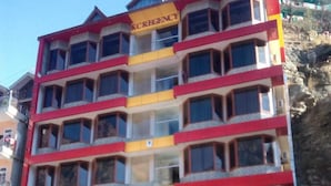 Un edifici de diversos pisos amb indicadors d'hotel, restaurant i bar.