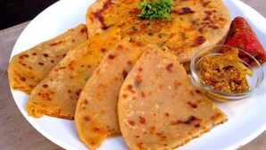 Un plat de flatbreads acompanyats de chutney i un bol petit de salsa.