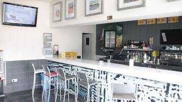Daily continental breakfast (EUR 3 per person)