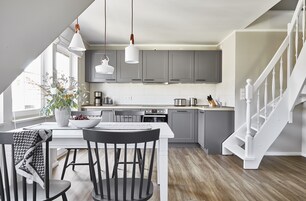 Refrigerador con freezer, horno, placa de cocina, lavavajillas