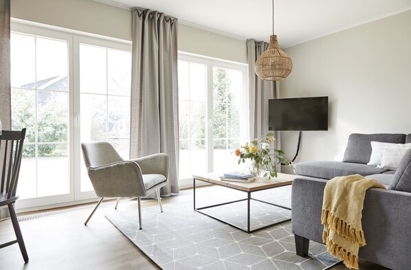 Deluxe-huoneisto, terassi (incl. 130 EUR cleaning fee) | Olohuone | 43–tuumainen taulutelevisio, jossa kaapelikanavat