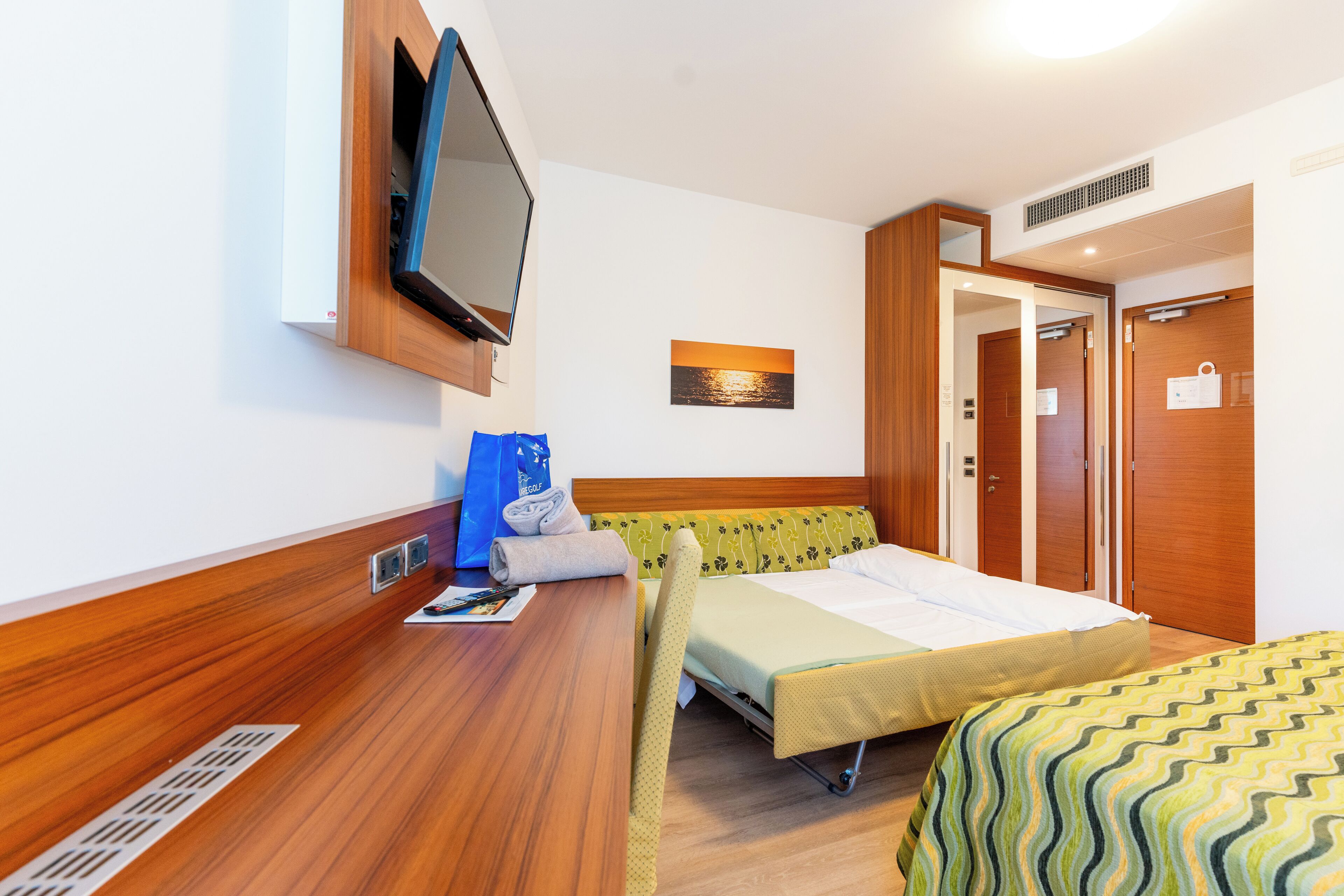 Family room (2 adults + 2 children)