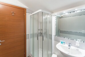Economy Double Room | Bathroom