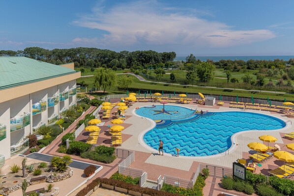 Seasonal outdoor pool, open 9:00 AM to 7:00 PM, pool umbrellas - Hotel Maregolf (Caorle)