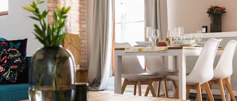 Deluxe Apartment | Private kitchen | Fridge, microwave, oven, stovetop