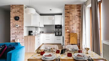 Deluxe Apartment | Private kitchen | Fridge, microwave, oven, stovetop