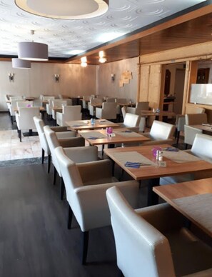 بوفيه فطور مجانًا يوميًا