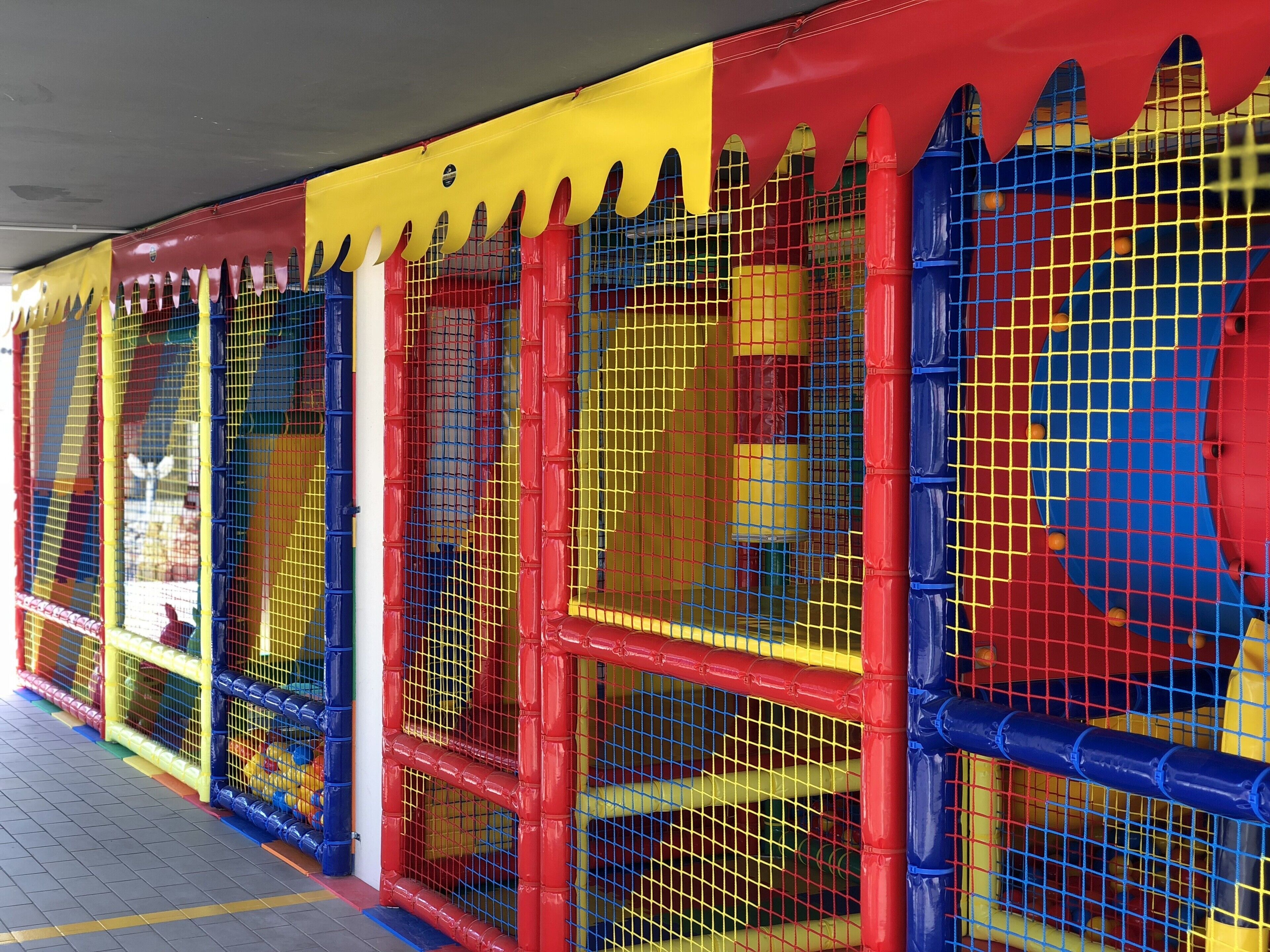 Conjunto de estructuras de juego coloridas con protección de red.