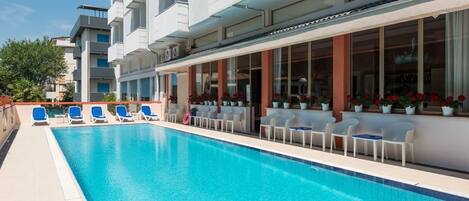 Piscina externa sazonal, funciona das 8h às 20h, espreguiçadeiras