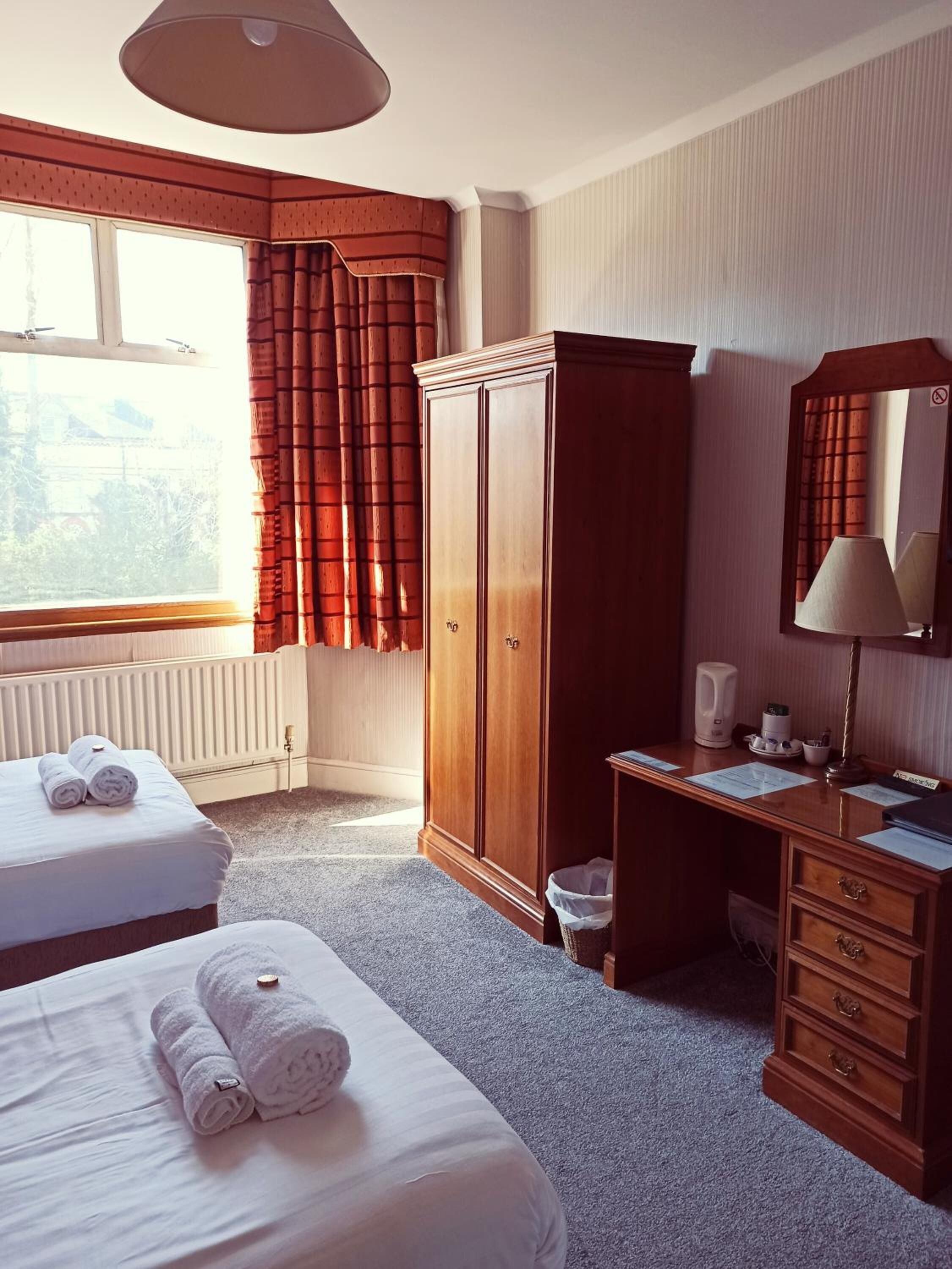 standard twin room | 1 bedroom, desk, laptop workspace, blackout curtains