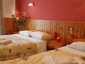 Triple Room, Sea View | Minibar, free cribs/infant beds, free WiFi, bed sheets