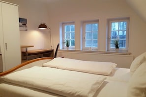 Apartment, 2 Bedrooms | Living area | 80-cm LED TV with cable channels, TV - Ferienwohnung Forellenblick (Walsrode)