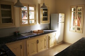 Kühlschrank, Mikrowelle, Herdplatte, Kochgeschirr/Geschirr/Besteck