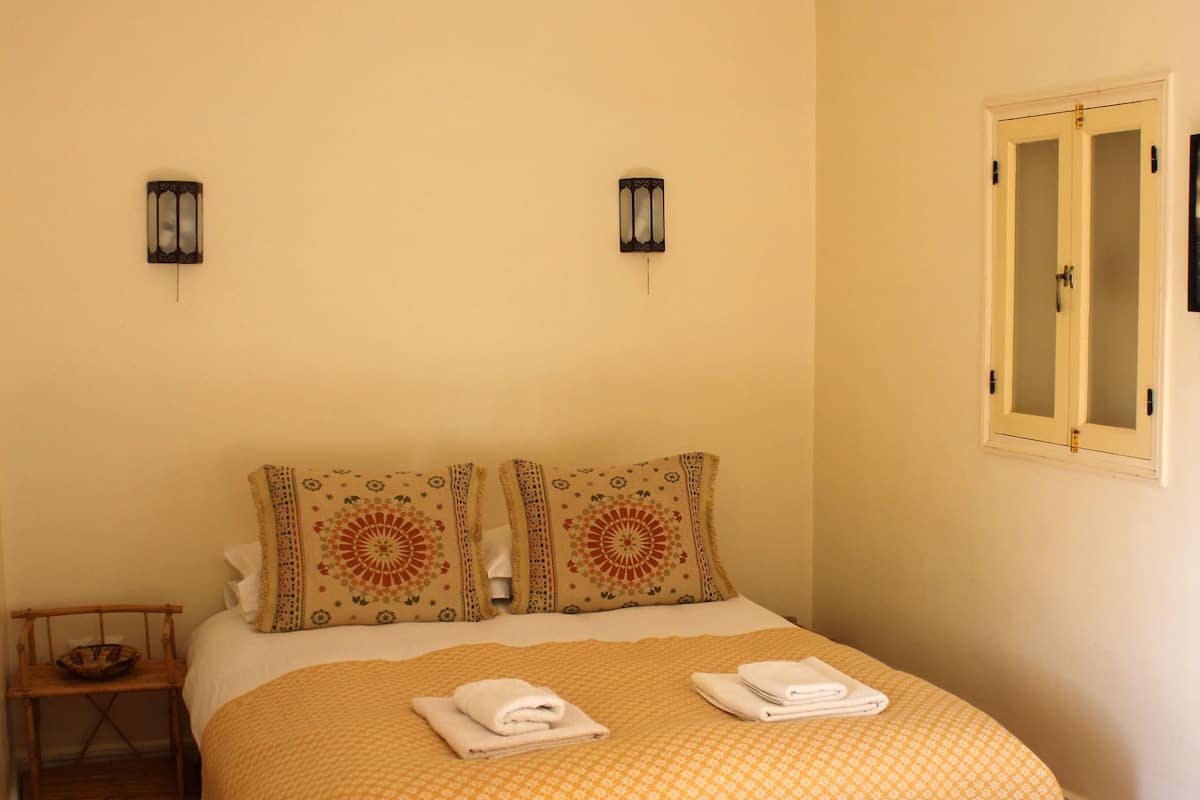 Habitación con 1 cama doble o 2 individuales | Ropa de cama de alta calidad, escritorio, wifi gratis y ropa de cama