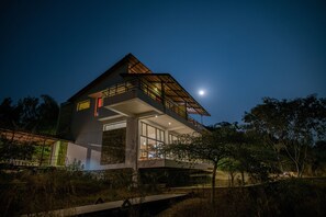 Voorkant accommodatie - avond/nacht