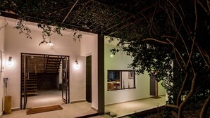 Een modern interieur met een trap, een eethoek en uitzicht op de omgeving.