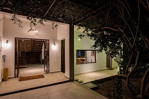 Voorkant accommodatie - avond/nacht