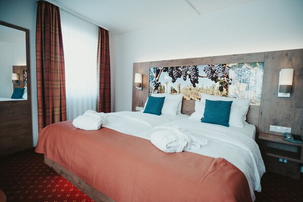 Doppelzimmer | Minibar, Zimmersafe, Schreibtisch, schallisolierte Zimmer